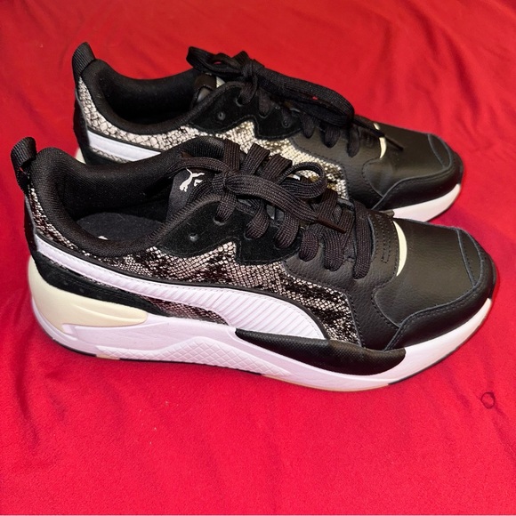 Women’s Pumas- s-9, new w/o box! - Picture 4 of 9